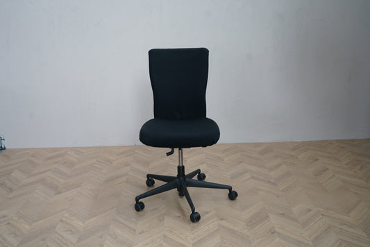 Frontvisning af Vitra ID Trim kontorstol i sort uden armlæn med polstret sæde og ryglæn.