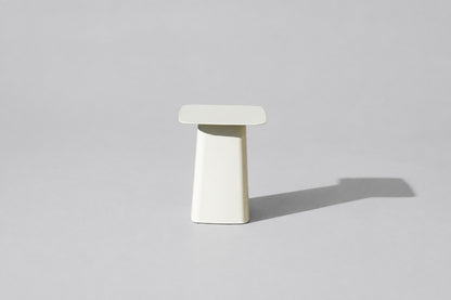 Vitra Metal Side Table hvidt sidebord designet af Ronan & Erwan Bouroullec – set forfra