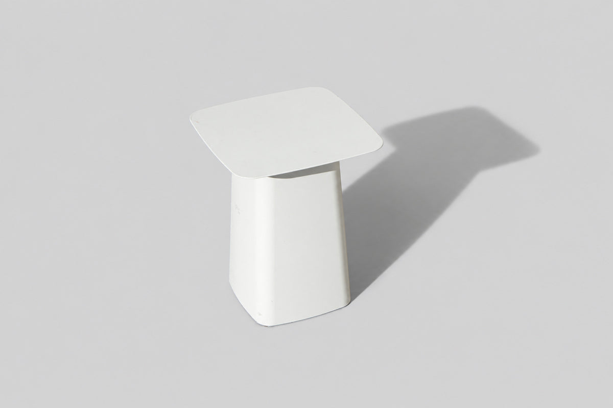 Vitra Metal Side Table 32x32 cm i hvid med tynd bordplade – set ovenfra