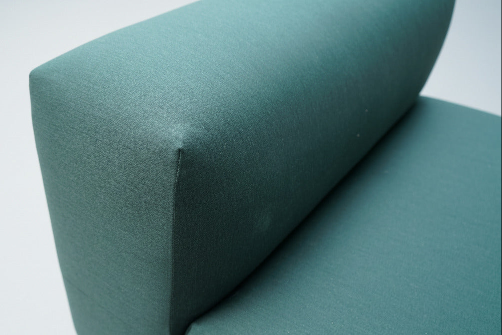 Close up af Vitra modulsofa i turkisgrønt polstret tekstil