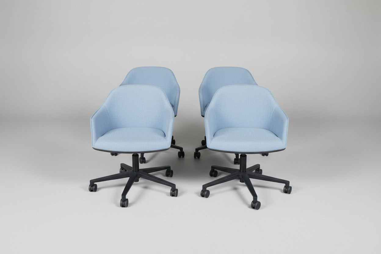 Gruppe af Vitra Softshell Chair kontorstole i blåt stof med sort fodkryds og hjul