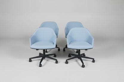 Gruppe af Vitra Softshell Chair kontorstole i blåt stof med sort fodkryds og hjul