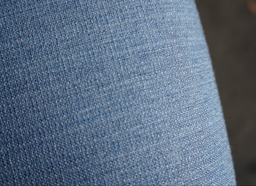 Close-up af Vitra Softshell Chair i blåt stof med elegant polstring og finish