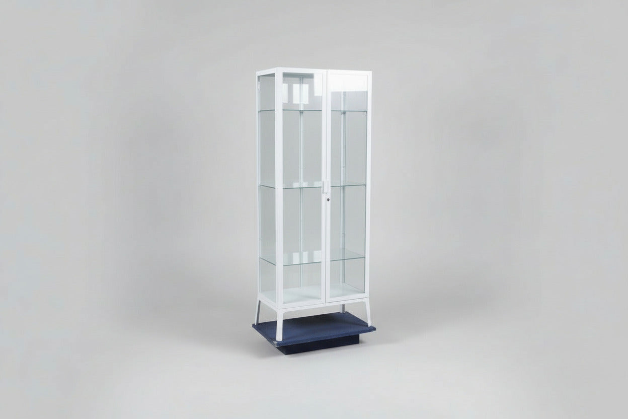 Hvidt vitrineskab med glaslåger og lås set forfra