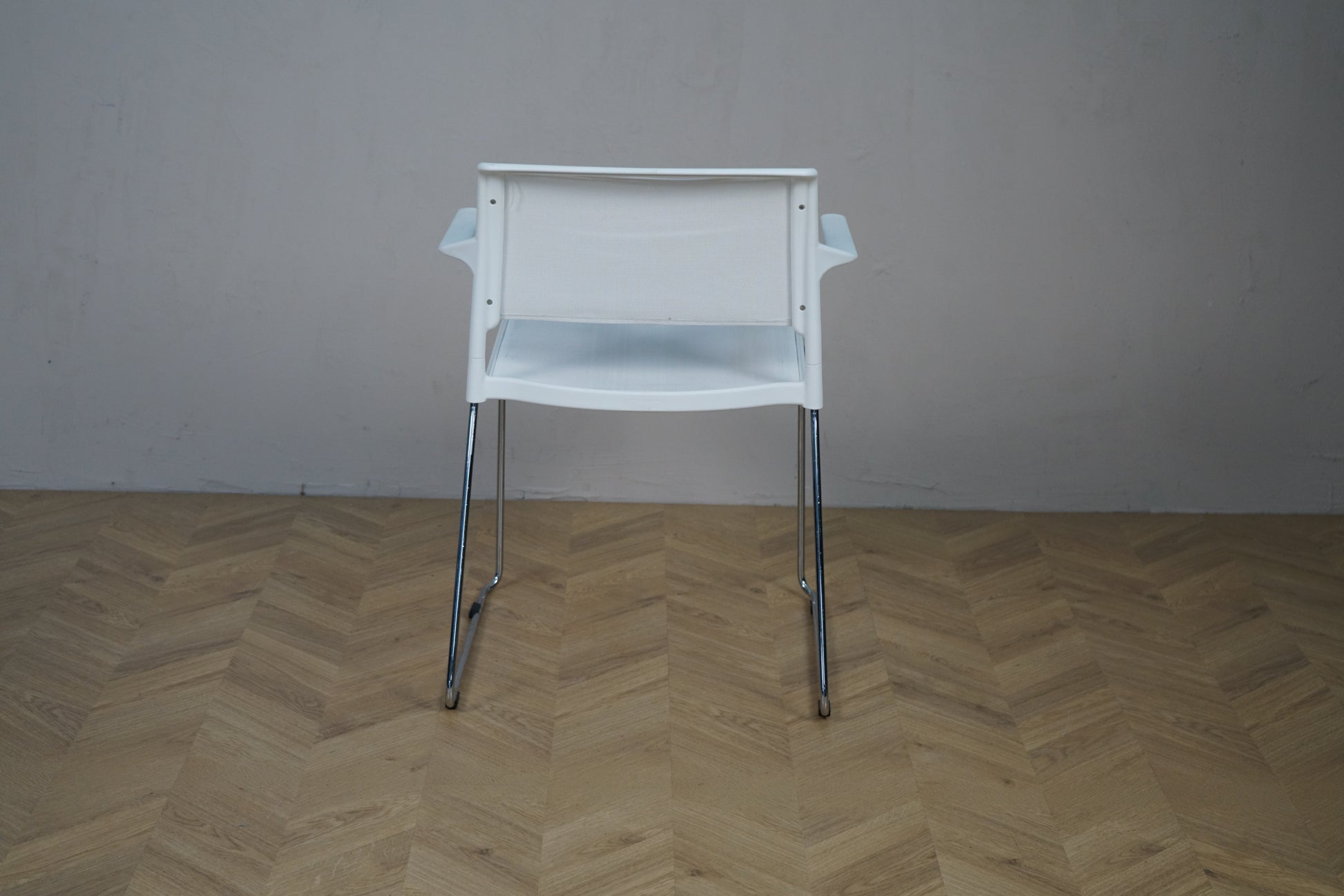 Wilkhahn Aline stabelbar mødestol bagfra med hvid netryg