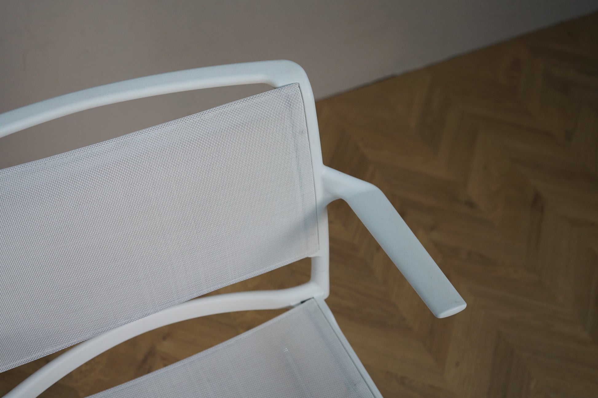 Close-up af hvid Wilkhahn Aline mødestol med ventilerende netryg og armlæn