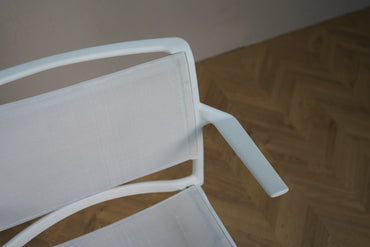 Close-up af hvid Wilkhahn Aline mødestol med ventilerende netryg og armlæn