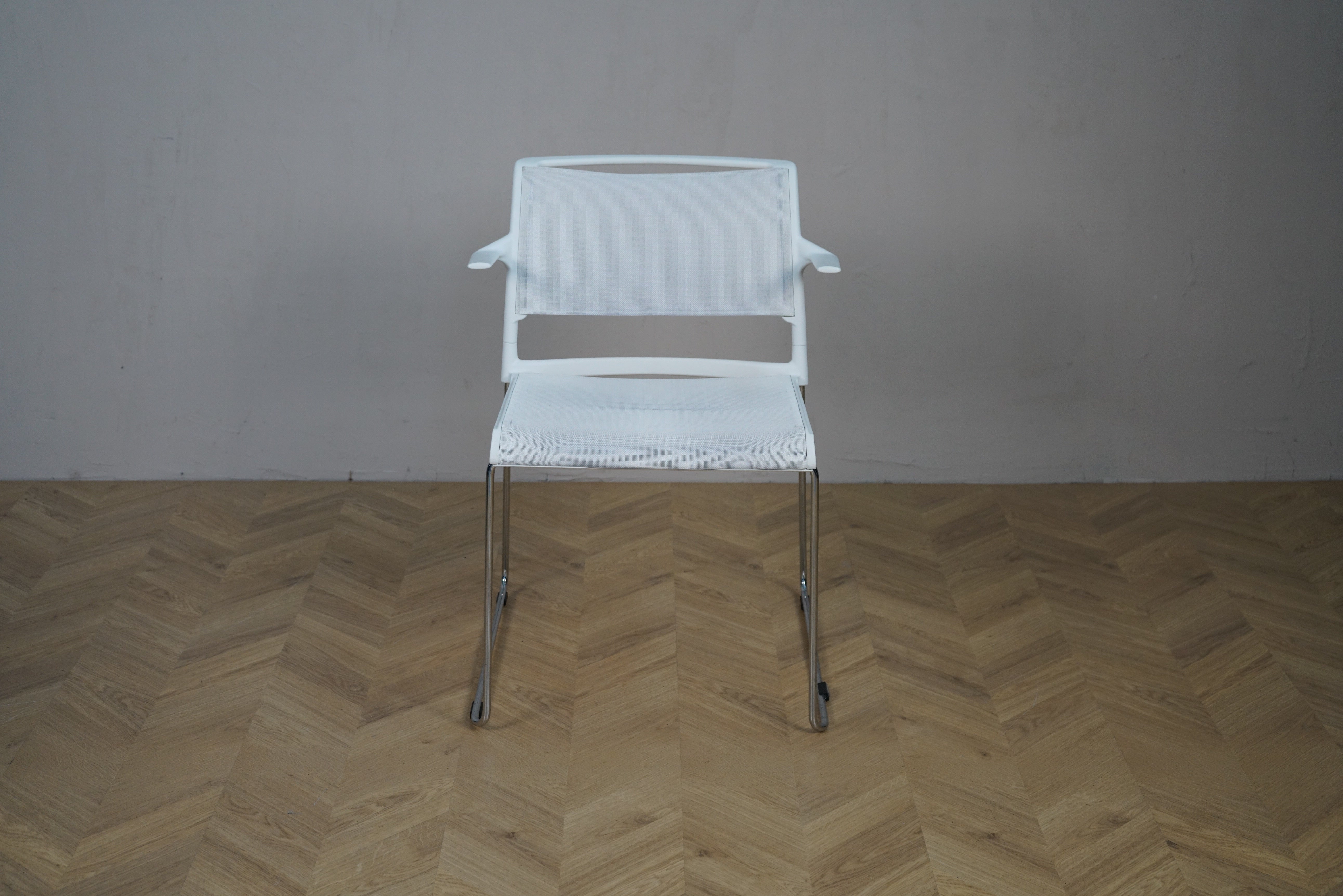 Wilkhahn Aline hvid mødestol med armlæn – stabelbar konferencestol set forfra