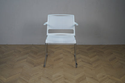 Wilkhahn Aline hvid mødestol med armlæn – stabelbar konferencestol set forfra