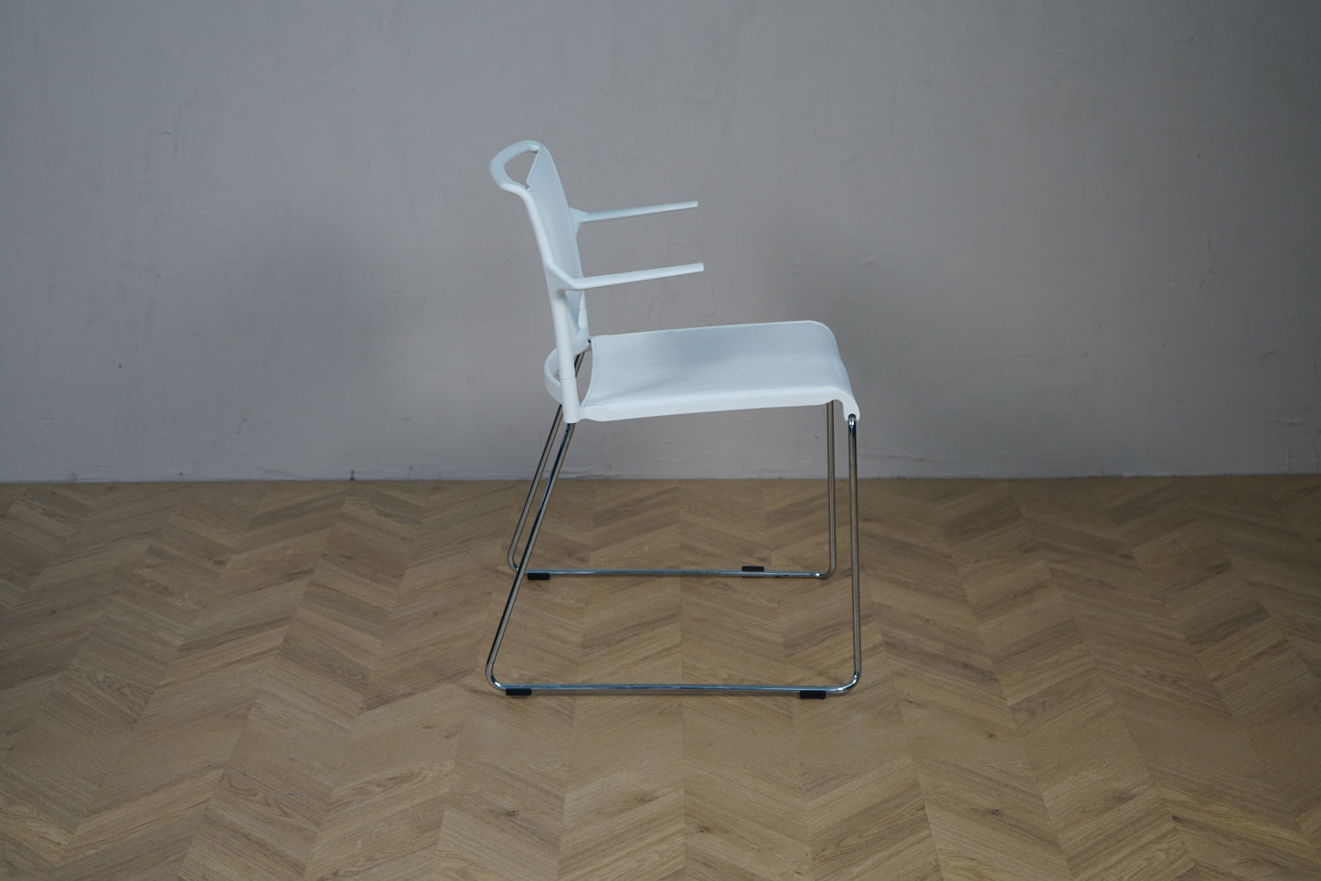 Wilkhahn Aline mødestol set fra siden med forkromet stel og armlæn