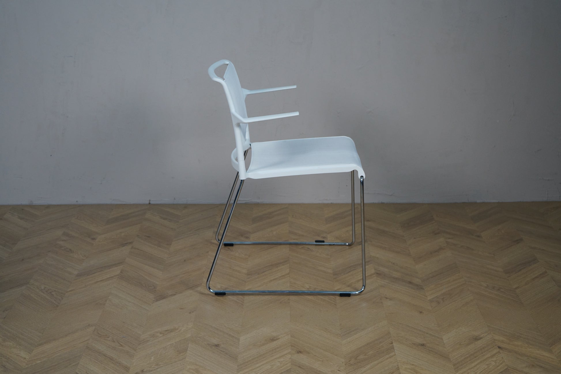 Wilkhahn Aline mødestol set fra siden med forkromet stel og armlæn