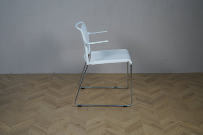 Wilkhahn Aline mødestol set fra siden med forkromet stel og armlæn