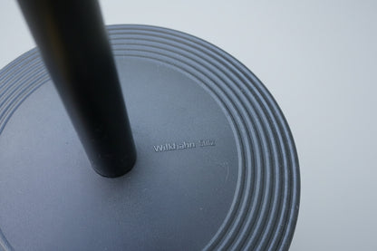 Close-up af Wilkhahn Stitz ergonomisk balancestol med kort sæde og sort fod