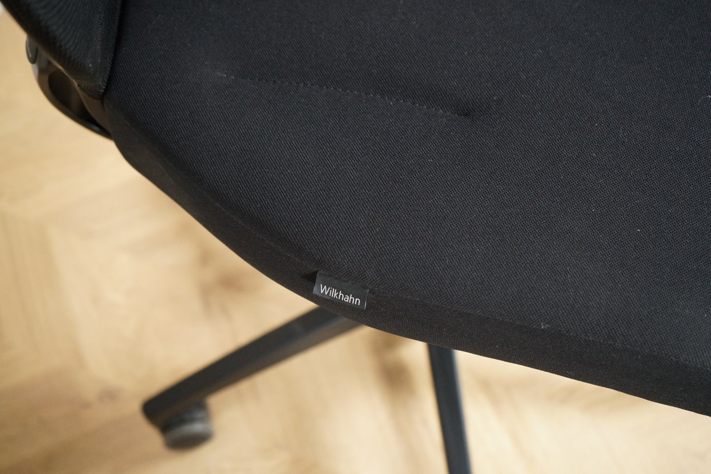 Close-up af Wilkhahn Trimension ergonomisk kontorstol med justerbar sædedybde