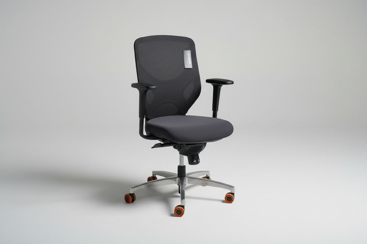 Wilkhahn Trimension ergonomisk kontorstol med sort mesh-ryg og mørkegråt sæde – skrå vinkel