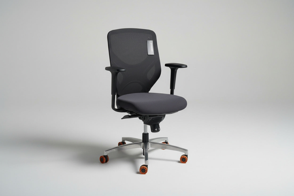 Wilkhahn Trimension ergonomisk kontorstol med sort mesh-ryg og mørkegråt sæde – skrå vinkel