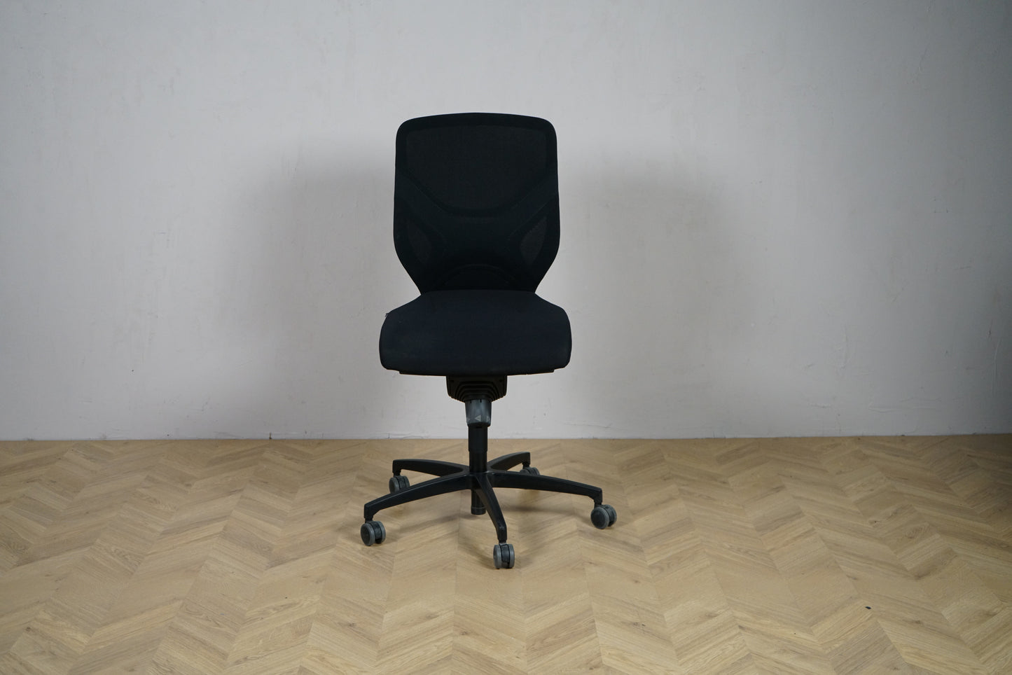 Wilkhahn Trimension sort ergonomisk kontorstol set forfra