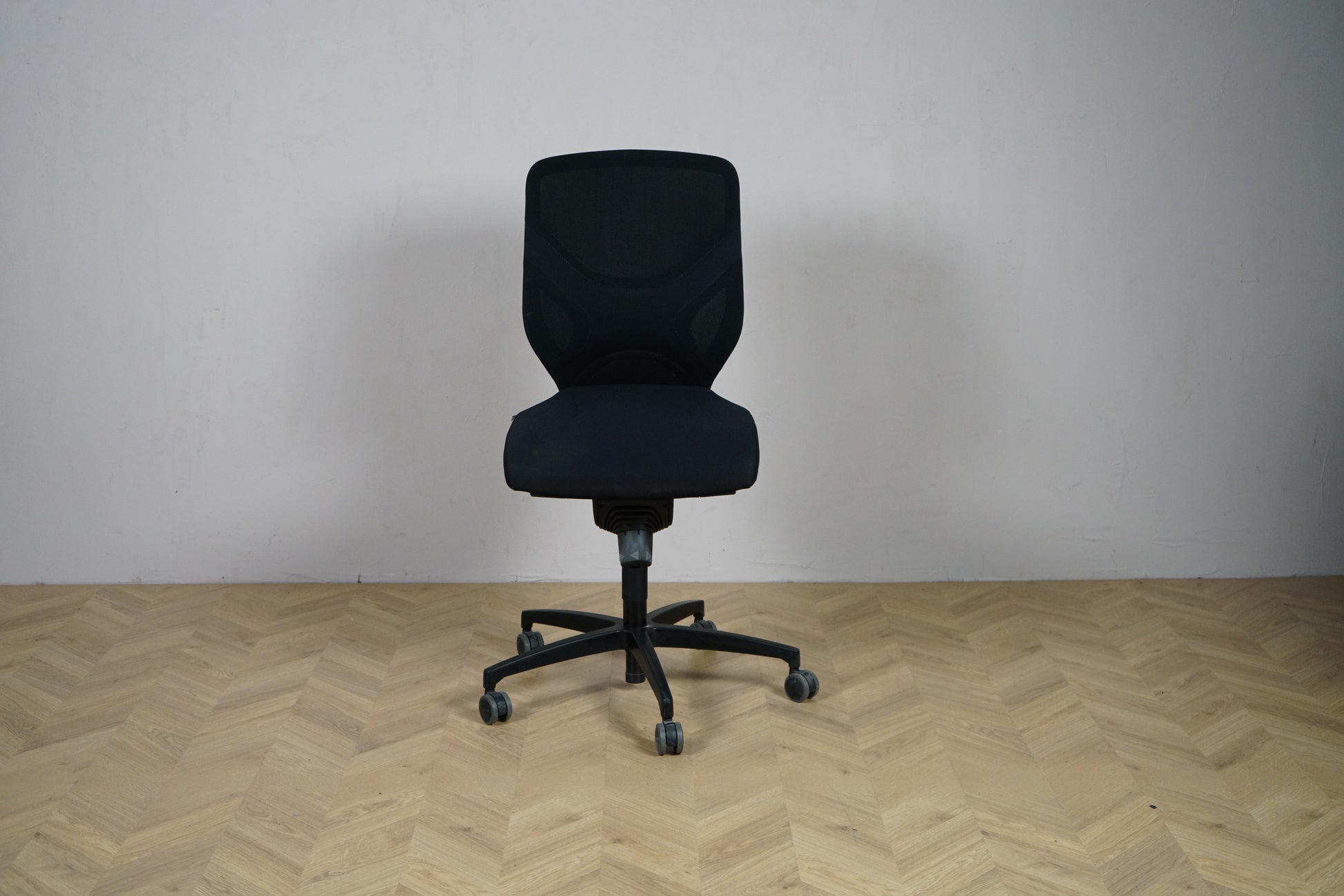 Wilkhahn Trimension sort ergonomisk kontorstol set forfra