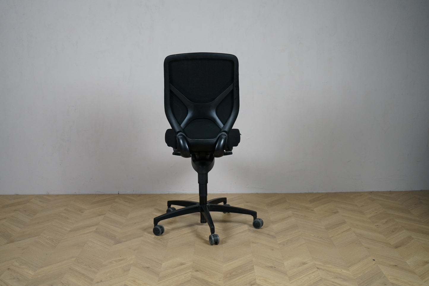 Wilkhahn Trimension ergonomisk kontorstol set bagfra med sort fodkryds