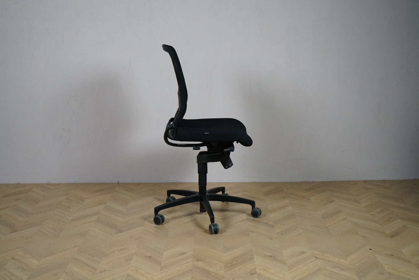Wilkhahn Trimension sort kontorstol set fra siden med ergonomisk design