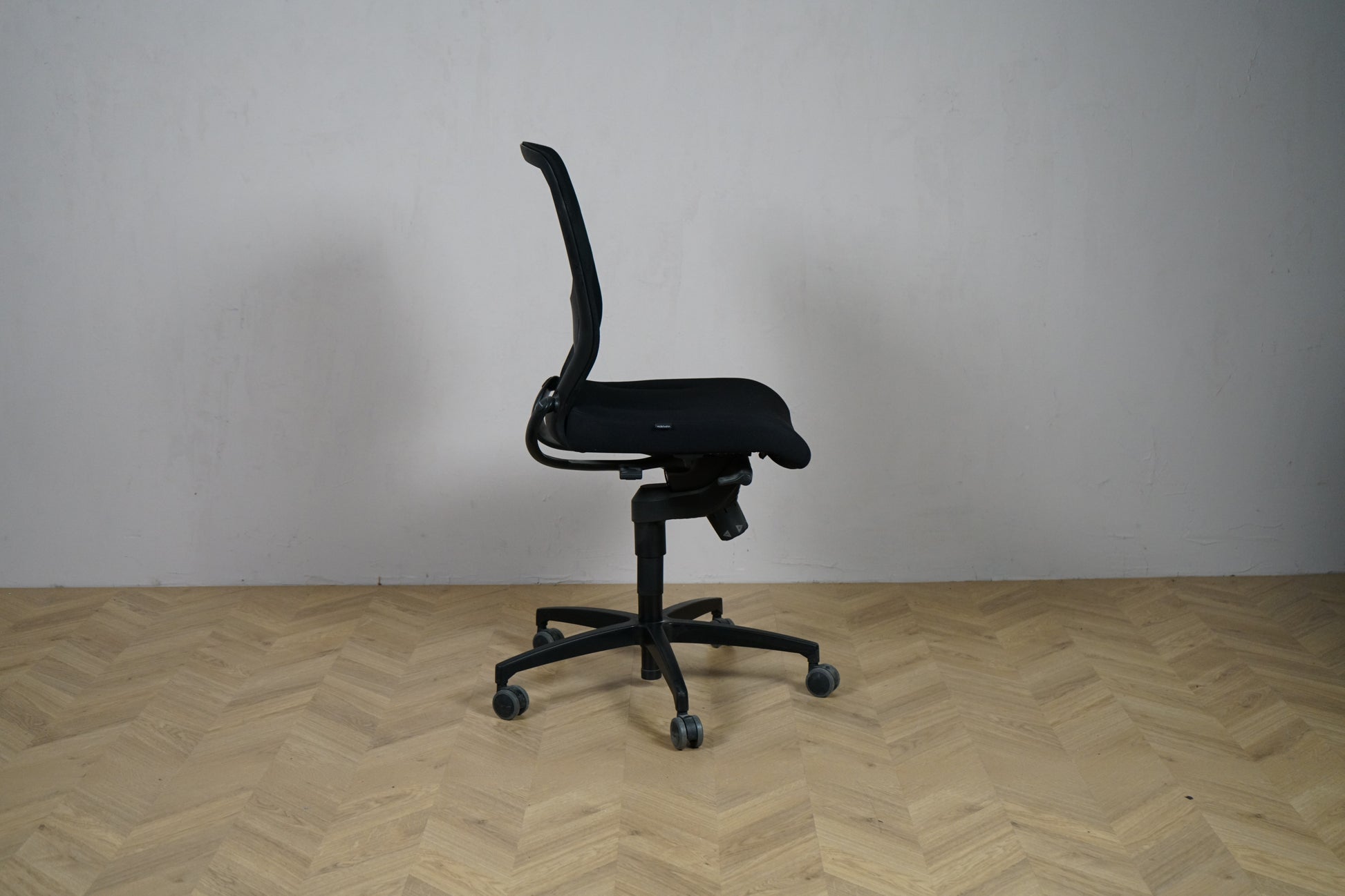 Wilkhahn Trimension sort kontorstol set fra siden med ergonomisk design