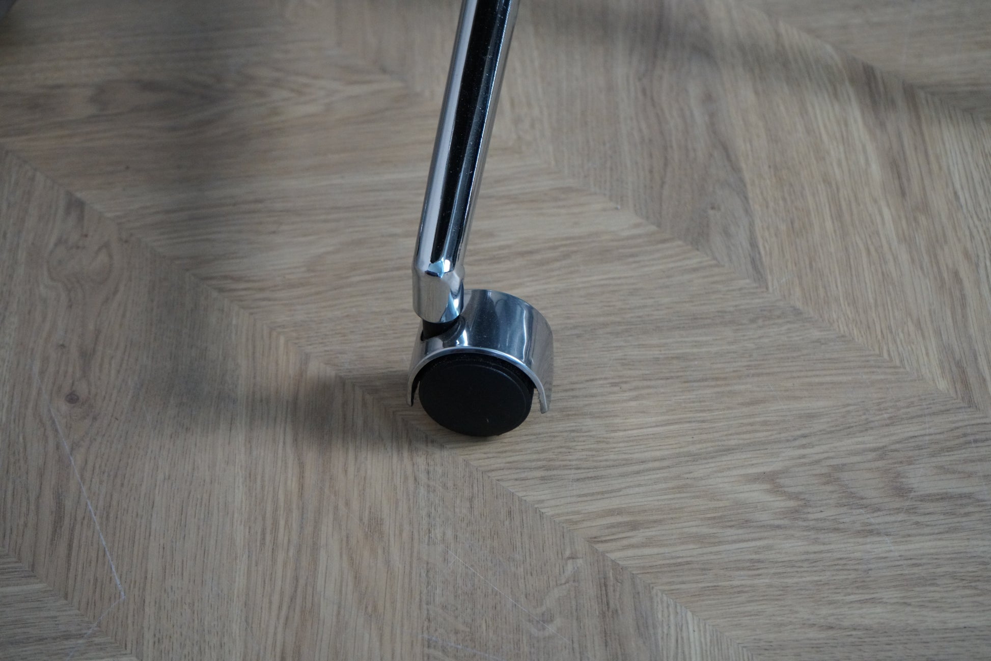 Krom fodkryds med hjul på Wye kontorstol i sort læder