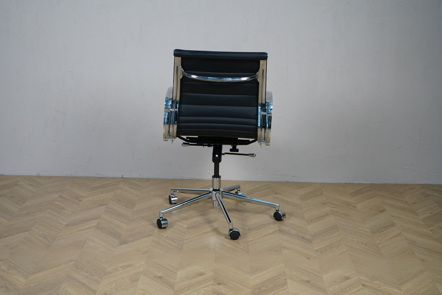 Bagfra visning af Wye kontorstol i sort læder med krom stel