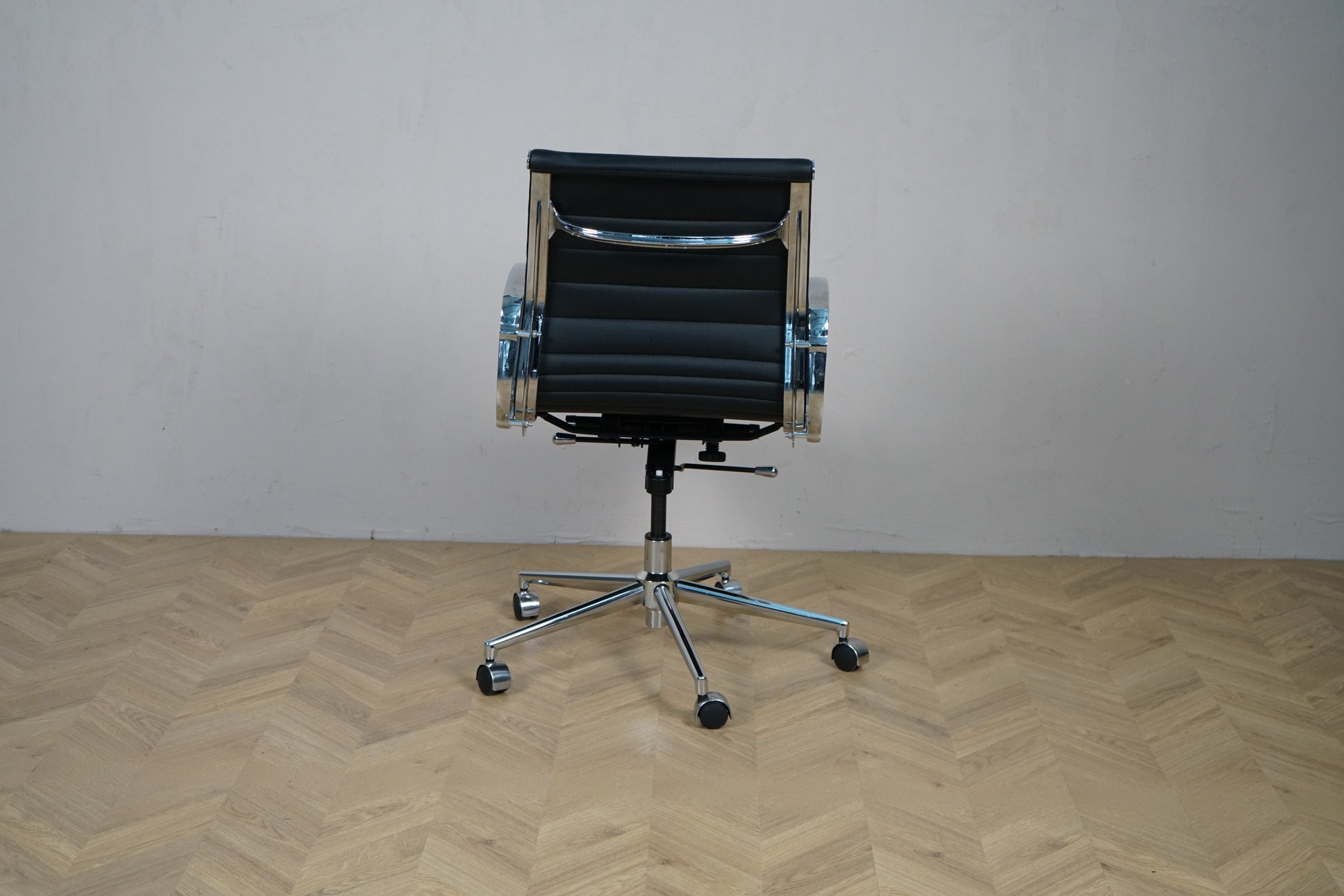 Bagfra visning af Wye kontorstol i sort læder med krom stel
