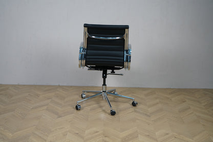 Bagfra visning af Wye kontorstol i sort læder med krom stel