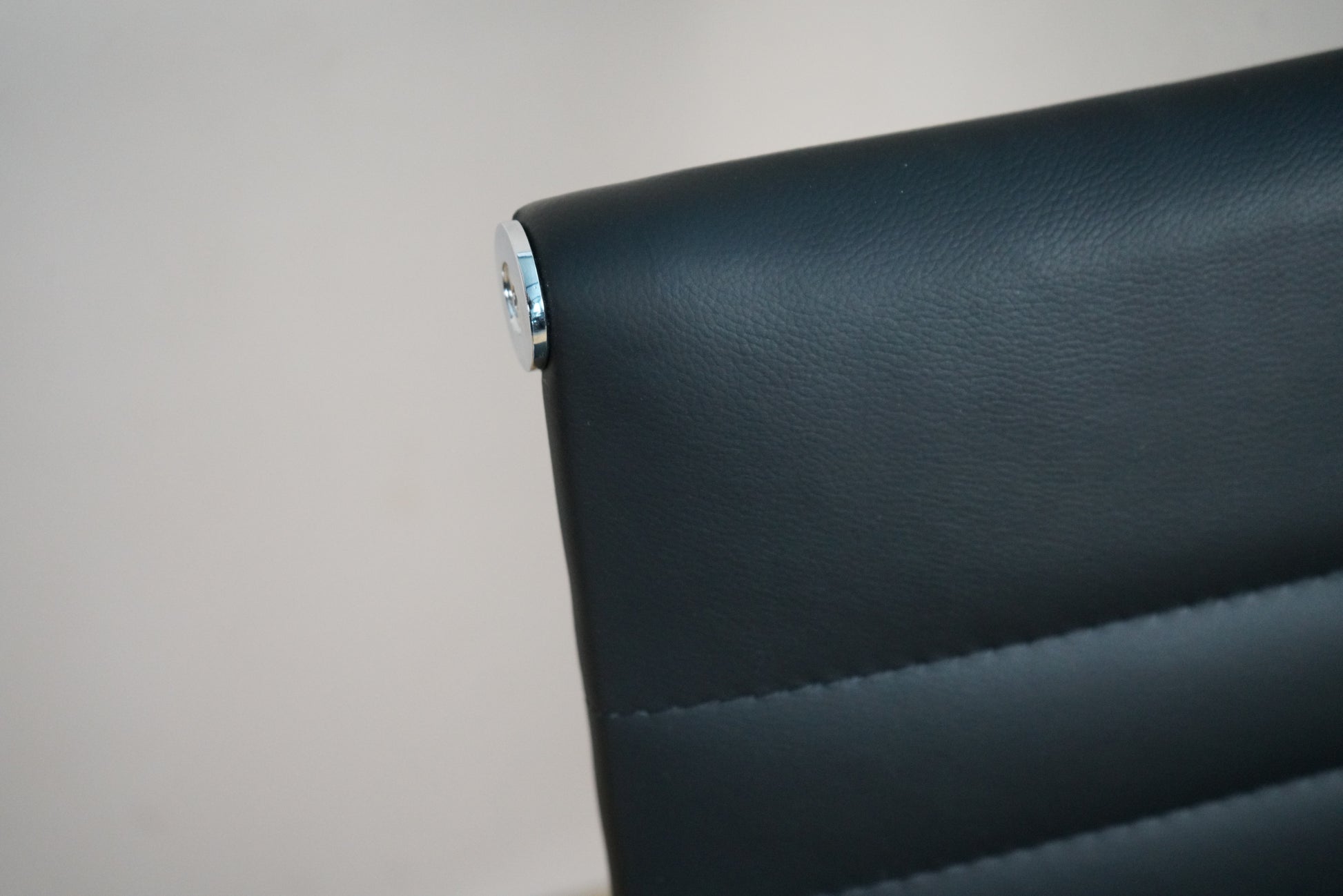 Close up af Wye kontorstol i ægte sort læder med dekorative syninger