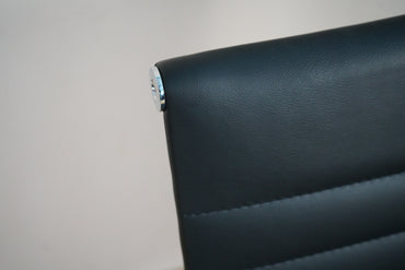 Close up af Wye kontorstol i ægte sort læder med dekorative syninger