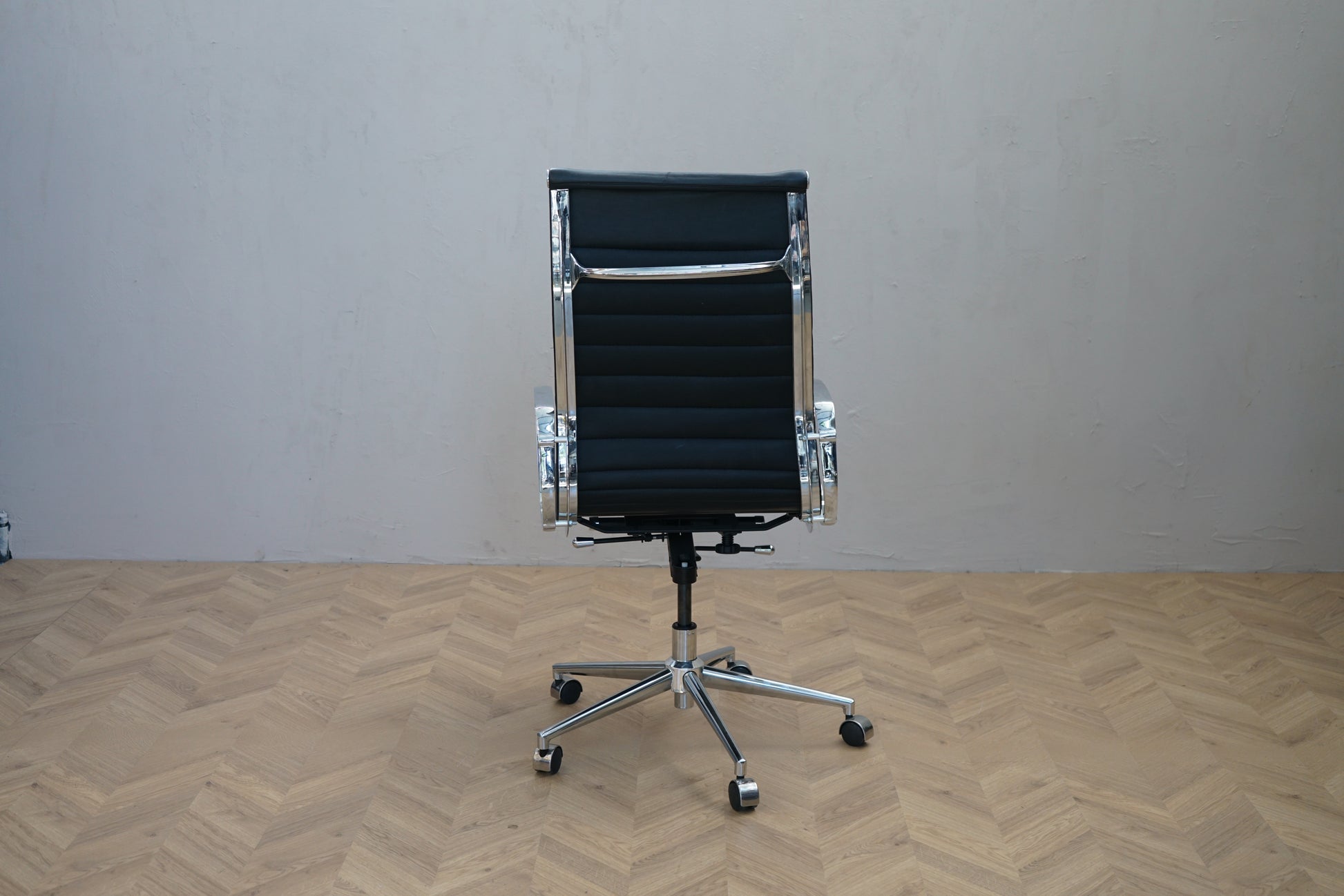 Wye kontorstol med høj ryg og sort læder set bagfra