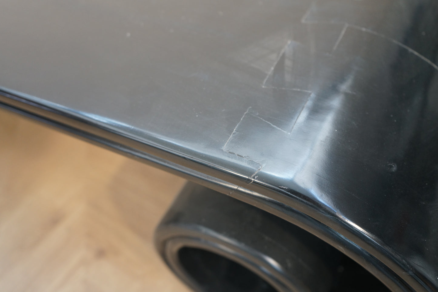 Close up af Zen sort sofabord, der viser den elegante sorte finish og de karakteristiske buede former.