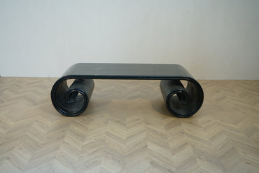 Zen sort sofabord med organisk design set forfra.