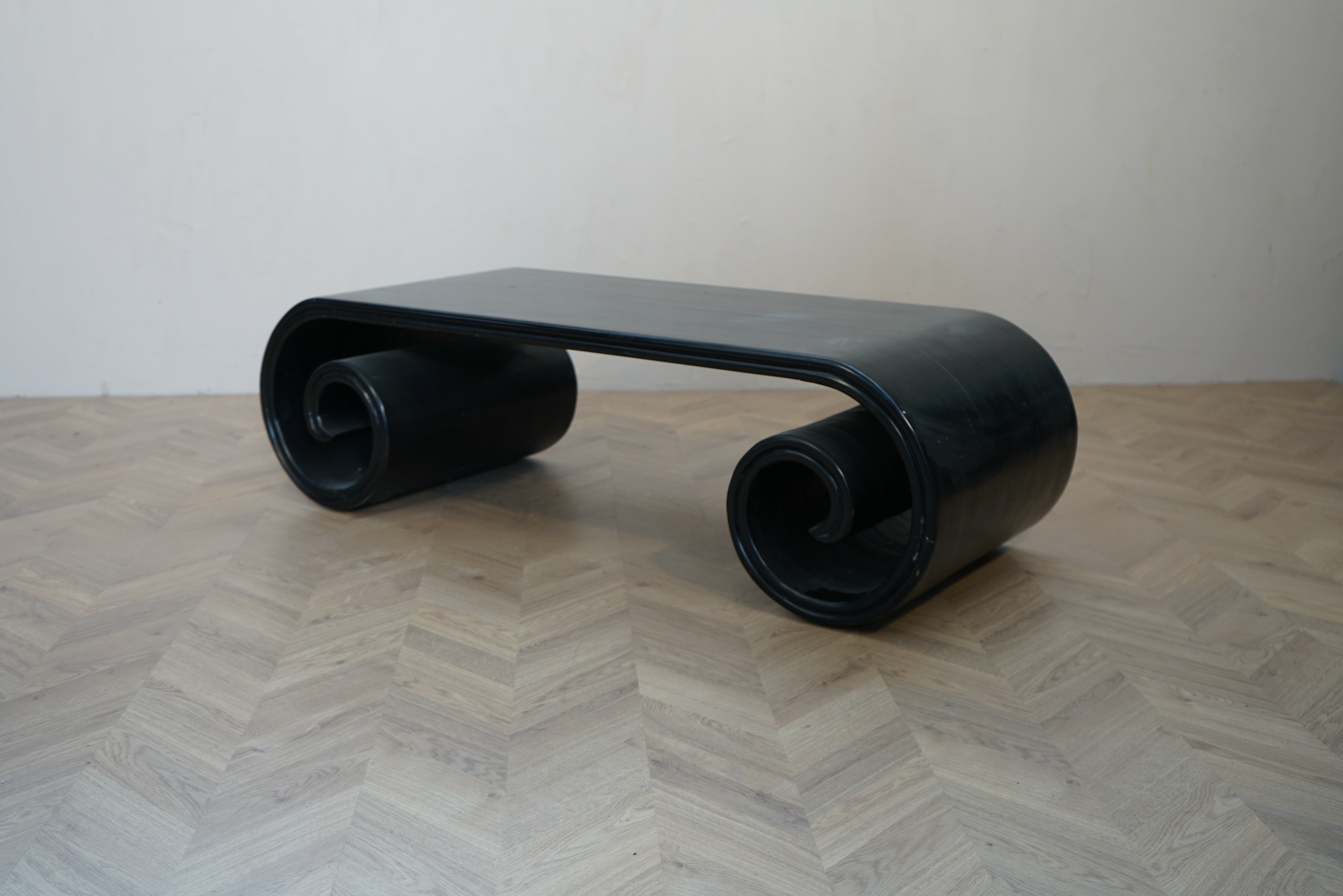 Zen sort kaffe- og loungebord i skulpturelt design set fra skrå vinkel.